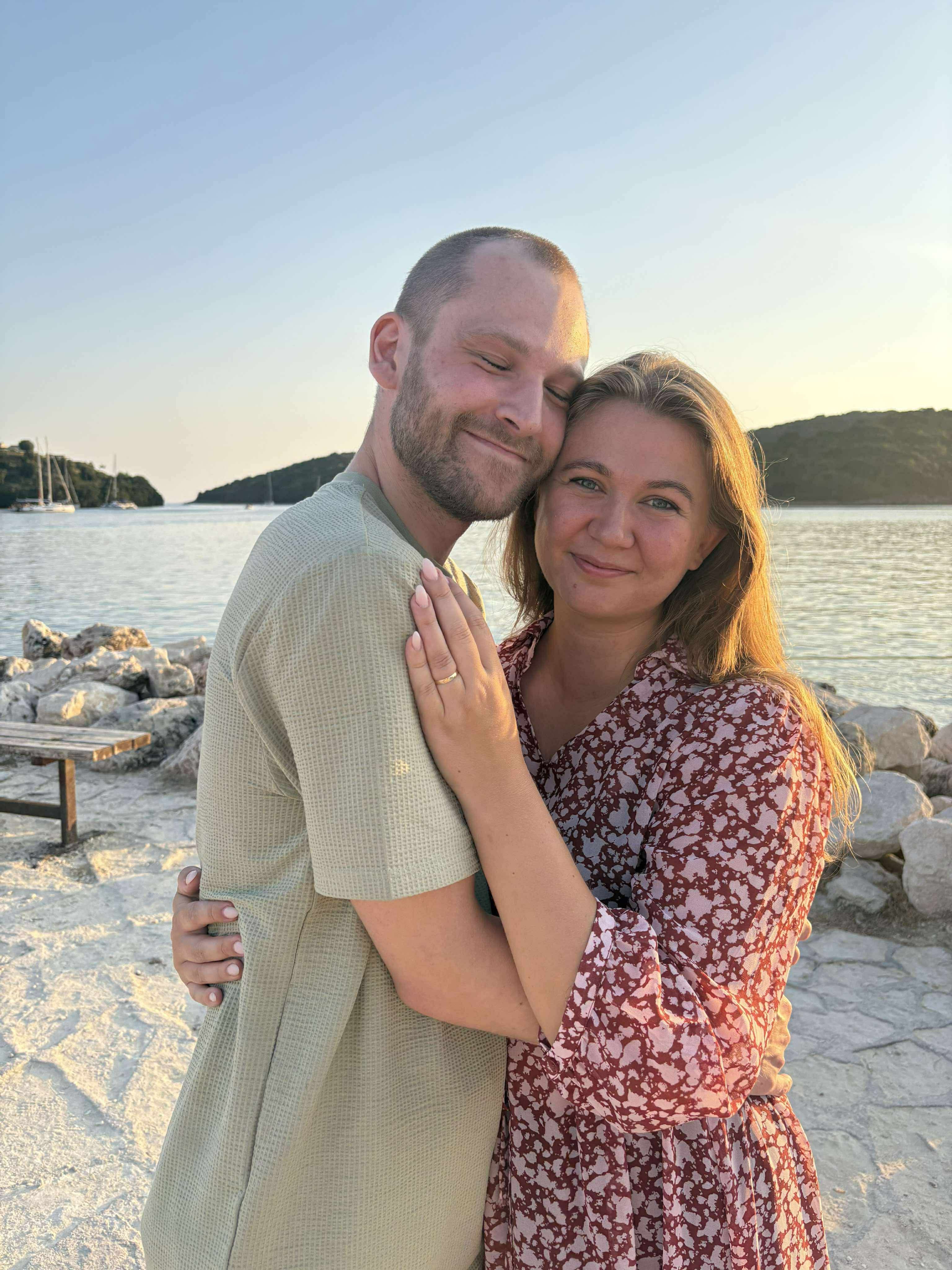 Emelie och Jocke kramas i solnedgången vid havet